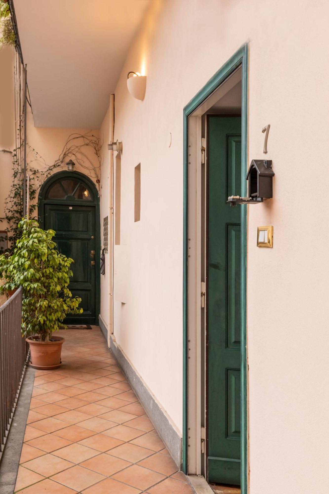 Colosseo Apartment- Heart Of Rione Monti Rome Bagian luar foto
