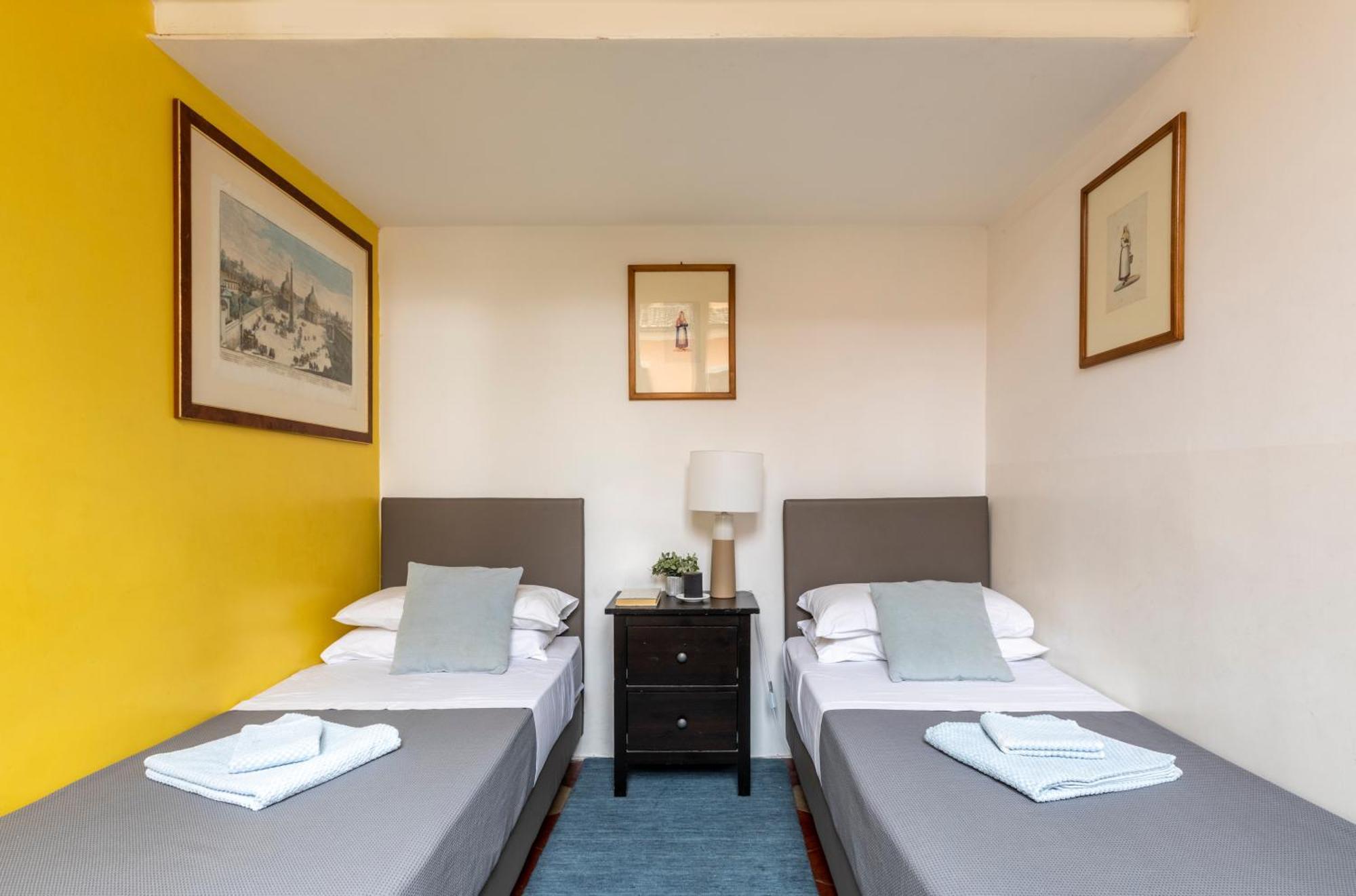 Colosseo Apartment- Heart Of Rione Monti Rome Bagian luar foto